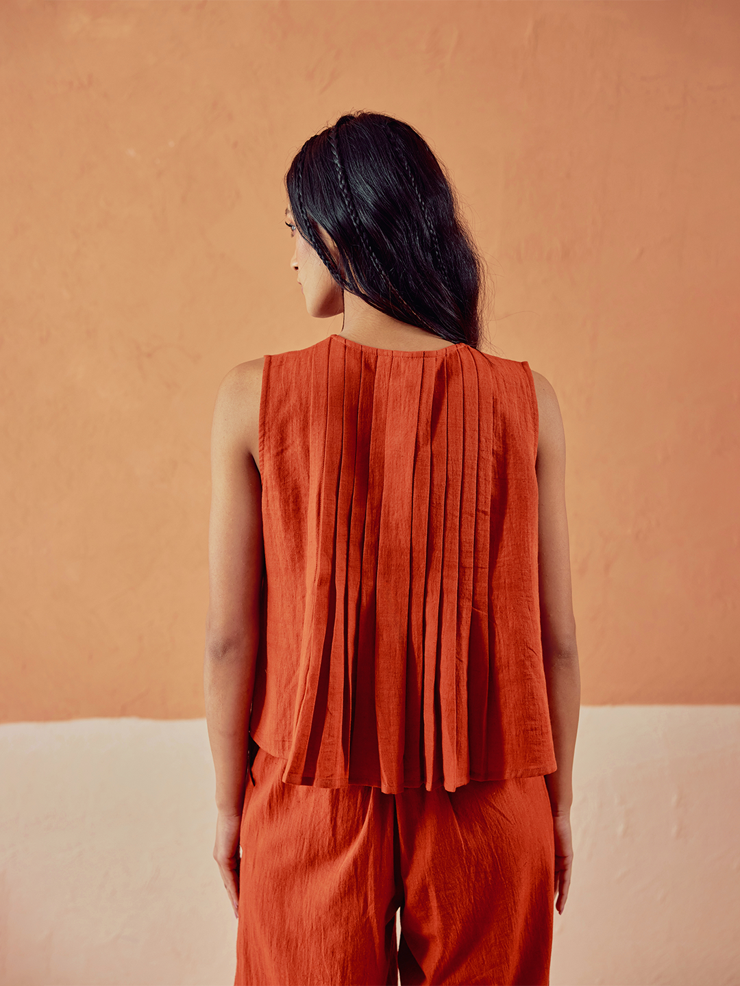 FIORRA Women’s Rust Solid Linen Pleated Sleeveless Top